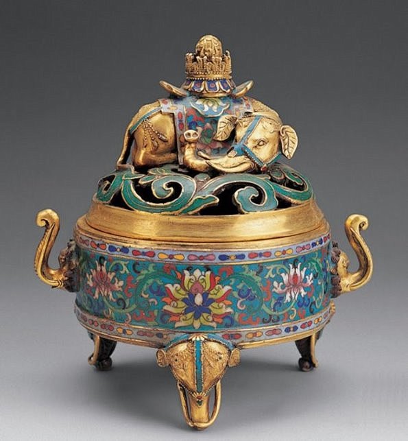 景泰蓝，北京著名的传统手工艺品。又称“铜...