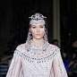 设计 | 看美貌小裙子舒缓心情～
“埃及”～蓝与白Zuhair Murad Spring 2020 Couture
图5：伊丽莎白·泰勒在《埃及艳后》中的造型，这是一部差点把二十世纪福斯拍破产的豪华史诗电影。
检索词：服装，礼服，刺绣，色彩，首饰，图集，素材；图源： Zuhair Murad
#云看秀##珠宝首饰##好物99# @微博收藏 ​​​​