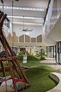 由商场改造的Goodstart 早教中心，澳大利亚布里斯班 / Gray Puksand  : 吸引孩子们探索的绿色大中庭