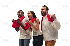 多民族的球迷为最喜爱的球队欢呼，在白色的演播室背景下，他们情绪明亮