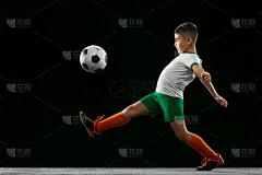 男孩的全身肖像，孩子，足球运动员在统一训练孤立在黑色背景。侧视图