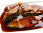西湖醋鱼 
材料：活草鱼1条重6O0克，葱4根，姜片5块。