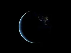 夜色中的美丽地球 夜色中的地球从太空中看起来是什么样子的呢？这段视频就是利用Suomi NPP卫星在22天时间里拍摄的照片合成的，夜色中的地球还是一样美丽。