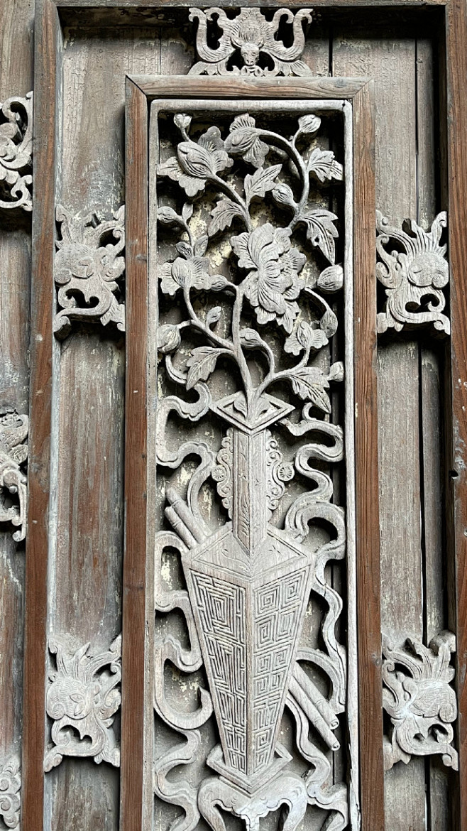松阳清代民宅里的门窗雕花，一座看起来很不...