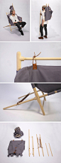 丹麦设计师Bjarke Frederiksen设计的游牧者家具Nomad，功能可以用做椅子、背包、挑担、拐杖和衣架等等。via：http://t.cn/zObFppT