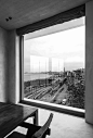 设计试图创造一间能够兼具建筑原始特征和居住舒适性的“城市楼顶住宅”。混凝土材质的天花板和粗糙的木材呼应了建筑曾经作为仓库的历史，与附近的码头乃至城市环境保持了建筑性的联系。这一设计概念是对比利时立体派艺术家Georges Vantongerloo (1886–1965)的抽象创作手法的大规模诠释：Vantongerloo作为荷兰风格派的一员，主张通过减少形式和色彩来完善艺术作品的纯抽象性和普适性。