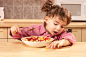 活动,饮食,食品,餐具,年龄_122625236_Girl Eating Bowl of Cereal with Strawberries_创意图片_Getty Images China