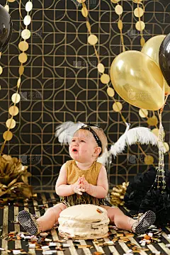 生日那天，伤心哭泣的婴儿坐在蛋糕旁边