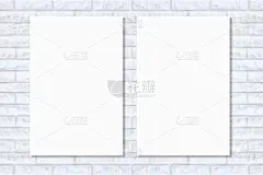 空白的折叠的纸海报挂在墙上的白砖