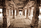 【库里须那寺庙】
由摄影师Alejandra Loreto拍摄，库里须那寺庙是位于汉比最著名的印度教寺庙。这张照片展现了汉比建筑艺术最完美的作品，以及身处其中的人们是如何感知的。这是一个充满宁静平和的避世之所。该照片获得2011年国家地理摄影大赛地方类 观众投票奖。