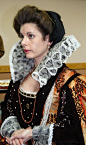 #绘画参考# 这种围着脖子一圈的圆圆的褶皱的领子，叫做Ruff（拉夫领），最早大约出现在16世纪中叶，1565年因作为伊丽莎白女王的礼物奉上而受到当时流行时尚的亲睐，不断发展演变（↓图5）。而今，作为复古风格的蕾丝褶皱领可以被被称为Ruff （图9）。