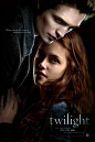 2009-《暮光之城：暮色》（The Twilight Saga：Twilight）好喜欢这电影名称，特别有意境，电影海报也很美，没上映前就被吸引了