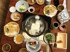 京都料理之汤豆腐和食，日料的精致和豆腐的天然浓郁 : 我一向很喜欢吃各种豆制品。 元旦去京都的时候，天气真的超冷，想着喝点热汤暖暖。 查到了这家店，打电话过去预约，店家说日本新年不用预约，过去排队。下午三四点就直接去啦。 在清水寺附近，小山坡里的小胡