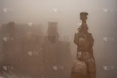 浓雾和雪花落在雷神锤上
