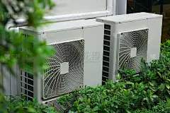在树木环绕的高层建筑中安装空调。