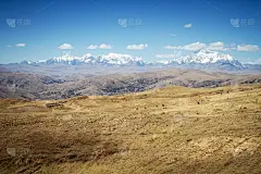 全景壮观的高山，科迪勒拉山脉，安第斯山脉，秘鲁，清澈的蓝天和几朵白云，风景优美，壁纸