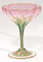 诞生于1900年的一只漂亮杯子。渐变的粉红色有植物的茎脉顺下杯底，真的好美喔。它们是成套式的杯，有20个香槟杯，10个水杯及20多个酒杯。

成套的图片没有单只的好看，所以不放了。它们在拍卖网站上以5288英镑售出。 ​​​​
