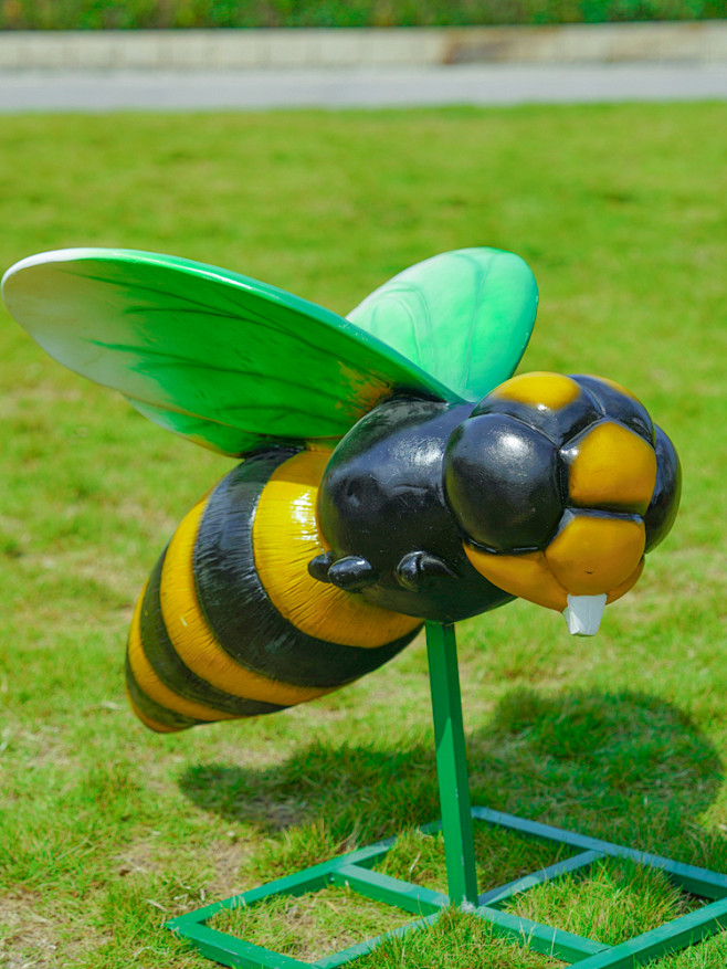 户外公园林仿真蜜蜂玻璃钢卡通动物雕塑景观...