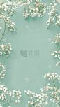 花组成。白花在蓝绿色的背景上。带有小花的婚礼模型。平铺，俯视图，框架。满天星婴儿的呼吸鲜花