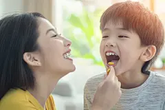 轻松的母亲节家庭亲子照
