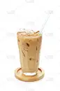 玻璃杯里的冰奶茶