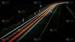 夜晚的车灯