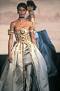 Chanel 90秋冬高定系列的凡尔赛宫廷缎面礼服
