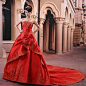 红色的中国风婚纱，长长的拖尾，美极啦！
