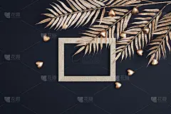 黑色和金色的爱情背景。贺卡。妇女节快乐。创意平铺，假日背景与热带树叶和纸卡框架。自然时尚的设计。情人