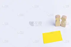 两个人站在贴纸旁边的白色背景上。放置文本，空白贴纸。沟通和通知的概念。