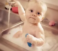 小宝宝，洗澡澡。