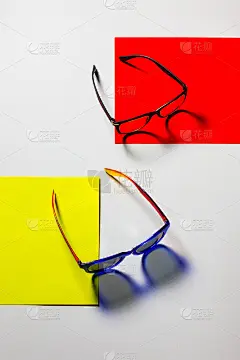 抽象的太阳眼镜在彩色的硬纸板和白色的背景。