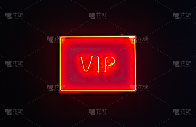 在黑暗的背景上发光的霓虹灯VIP标志