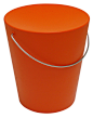 #工业设计#活动凳子（Moving Stool）是由意大利设计师 Gabriele Pezzini 设计的一款便携式凳子，上面的把手可以让你带着它到任何你想去的地方。凳子的造型像是一个水桶，由一个高 39 厘米、直径 35.5 厘米的中空塑料圆筒组成。这个圆台形状的圆筒采用旋转成型工艺制作而成，这种工艺可以让设计师生产出一个完整的中空结构。