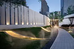 武汉中海·澳门佳园展示区景观设计/EADG泛亚国际 : 武汉江岸区，汉口重要政务、文化、生活的核心区，也是城市中心的重点建设和更新区域；目标地块位于江岸区澳门路，紧邻解放大道，且三公里范围内覆盖着充足的教育、医疗及商贸等成熟城市资源。 以『光』之名 In The Name Of Light 设计任务是完成目标场地的城市展厅景观设计。针对如此成熟而古老的城市街区，我们决定通过展厅，引入光芒，激活城市。 在空间设计中，我们在可触碰的媒介上留下有关光的印记，...