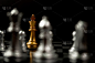 金王棋站在其他棋的前面，一个领导者的理念必须在竞争中有勇气和挑战，领导力和商业愿景才能在商业游戏中取