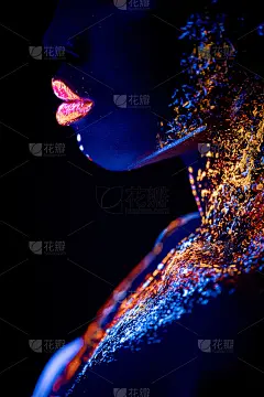 她的身体在紫外线下闪闪发光