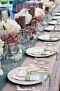 浅紫色玫瑰、香蜡、桌布+浅蓝桌旗、丝带+透明玻璃器皿+白色餐盘
一般白色属于中性色，中和作用。整体都是AB AB组合，协调统一又不失浪漫