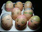 朋友给送了一些土鸡蛋，豆豆一时高兴，拿彩铅给每一个都画上表情。我说画成这样哪舍得吃啊。赶紧先拍了作个纪念。你喜欢哪个呢？