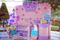 周年约会庆典。室内装饰为一个孩子的生日是在紫外光十年趋势年紫色。分层蛋糕，还有果汁花。