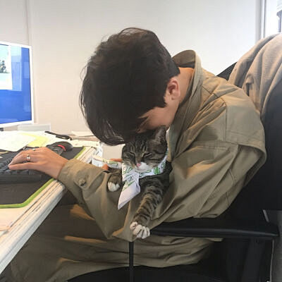 男生抱猫的头像 躺着图片