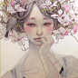 日本画师平野实穗（Miho Hirano）笔下红色眼妆的少女带着淡淡忧伤，花朵青枝蝴蝶小鸟在发间穿梭。