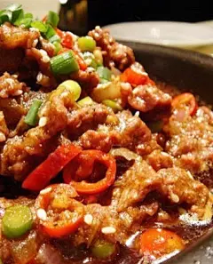 【滑蛋炒牛肉】1.牛肉切薄片，放入腌料(酱油、姜汁、酒、白糖、淀粉、花生油)拌匀，泡嫩后捞起待用，打散鸡蛋后，放入盐拌匀；2.将腌制好的牛肉放入蛋液中；3.将锅烧至十…_精选美食