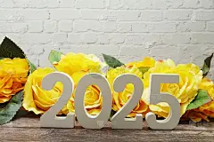 2025年新年快乐玫瑰花装饰空间拷贝在白砖墙