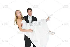 新郎微笑着扶起妻子