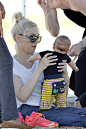 当地时间5月19日，格温·史蒂芬尼 (Gwen Stefani) 带着孩子们在西好莱坞的公园玩耍，Kingston Rossdale和弟弟Apollo有爱互动。