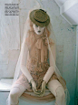 "Mechanical Dolls"；杂志：意大利Vogue 2011年十月刊；摄影师：Tim Walker；造型师：Jacob K。