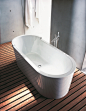 菲利普斯塔克1998年为Duravit设计的卫浴系列，树杈形的水龙头是这个系列的亮点，整体上采用抛光金属和纯白陶瓷，线条方面以直线带小弧度倒角或弧面为特征，简洁、利落，经典的现代简洁主义设计风格。