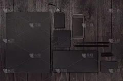 豪华企业身份模板用黑色白纸文具套，电话用深色秀丽木板。模拟品牌、商业演示和作品集。