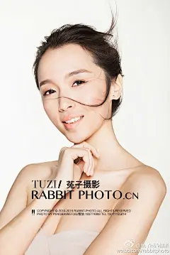 化妆品/个人护理 海报 工作联系：15011155814 摄影师：彭白薇